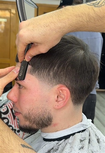Aquí tenéis un tutorial de un taper fade paso a paso, que os parece??? Día 15/90 reto de @@ema_medinaok . . . . . #retoemamedina #taperfade #fade