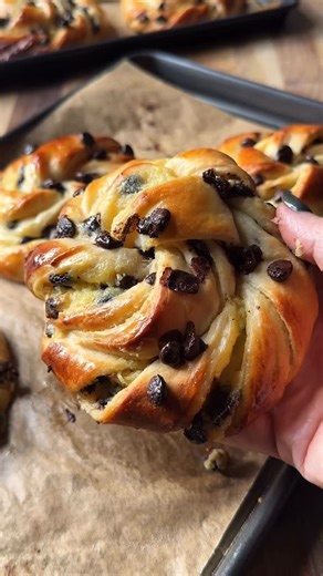 Marion Adraste on Instagram: "Vanilla custard and choc chips buns 💕 Recipe for 8-10 buns: - 250 ml whole milk (38 °C) - 50ml double cream (= heavy cream) - 75g sugar - 40g active sourdough starter (optional - keep the same recipe if not using) - 7g instant yeast - 3g salt - 165 g strong white bread flour - 385g T45 flour (or just more strong white) - 70g unsalted butter, cubed and softened - 130 dark chocolate chips - 230-250ml thick vanilla custard (recipe in the comments) - Egg wash (1 egg wh