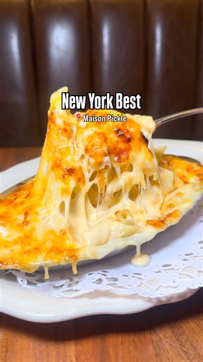 Best Mac n Cheese in NYC 😍🤌🏻 Maison Pickle is a New York staple located in the Upper West Side, serving American comfort food that lives in your head rent free 🤤‼️ Think 24 layer chocolate cake, hot honey chicken toast, pull apart garlic bread, and the creamiest Mac & Cheese #macandcheese #newyorkfood #newyorkfoodie #eatwithme #chocolatecake | Maison Pickle