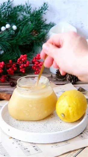 🍋Lemon curd 🍋 Dnes mám pre Vás recept na tento úžasný citrónový krém - Lemon curd. Ja som si ho urobila ako plnku do makového lineckého pečiva. A hoci na internete je viacero receptov, mne sa najviac osvedčil tento. Na 2 - 3 malé poháriky potrebujeme: 🍋2 chemicky neošetrené citróny (kôru aj šťavu) 🍋3 žĺtky 🍋250 g cukru 🍋100g masla Najskôr nastrúhajte kôru z chemicky neošetrených citrónov. Dajte však pozor, aby ste nestrúhali aj bielu časť, ktorá je horká a neskôr by vám celú radosť z hotov