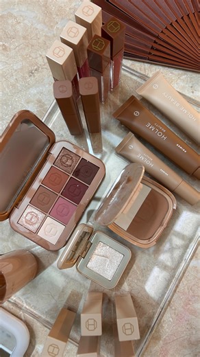 SIMONE LEE BRENNAN | MELBOURNE MAKEUP ARTIST on Instagram: "Today’s look to spend a day talking all things @holmebeauty with @hilaryholmesmakeup ✌🏼 The before taken at 7am, the after 7pm because I ran out of time this morning. Zero touch ups and I even inhaled a Grilld mustard & pickle burger on the way home, and look! Makeup is still holding up pretty well!"