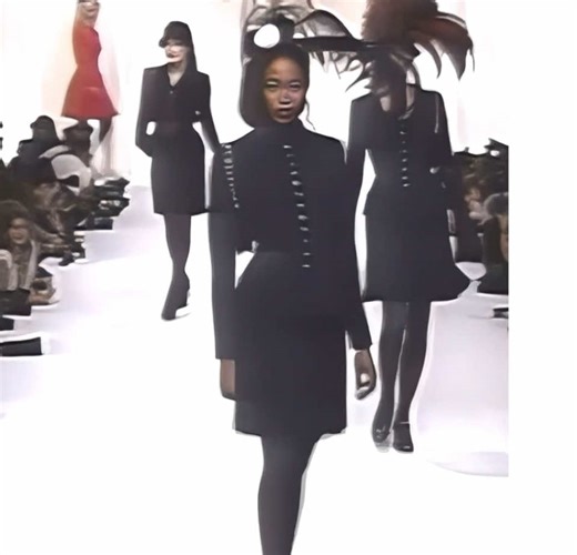 Chanel HC Fall 1994 // #naomicampbell #brandiquinones #foryou #runway #catwalk