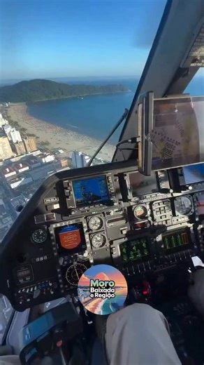 ᴍᴏʀᴏ ɴᴀ ʙᴀɪxᴀᴅᴀ ᴇ ʀᴇɢɪᴀ̃ᴏ / ʙᴀɪxᴀᴅᴀ sᴀɴᴛɪsᴛᴀ on Instagram: "🚁 Capitão Hamilton sobrevoa o litoral paulista neste sábado! 🌊☀️ O renomado Capitão Hamilton, conhecido por suas coberturas aéreas impressionantes, está sobrevoando o litoral de São Paulo nesta noite de sábado (27). As imagens aéreas mostram o movimento intenso nas praias, com destaque para a orla de Praia Grande, Santos e Guarujá, que seguem cheias mesmo com o clima instável dos últimos dias. 📸 A presença do helicóptero do Capitão j
