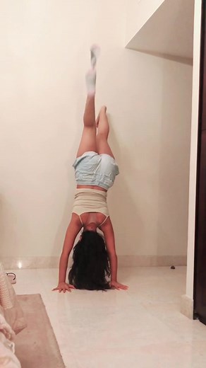 Handstand challenge 2.0: take off your socks & throw them at your sister 💁🏽‍♀️ #handstandchallenge #handstand #fail #boredinthehouse #quarantine