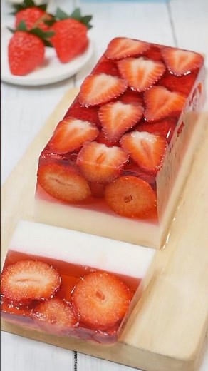 切った瞬間、歓声が上がる！「2層のいちごミルクゼリー」 #簡単レシピ #おうちカフェ #food #recipe