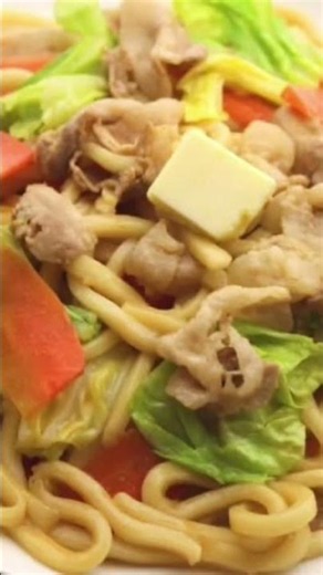 「深夜に見るな危険。バターが溶ける瞬間で白飯消える焼きうどん」