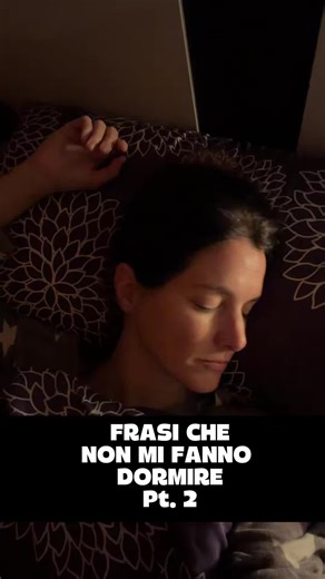 Quando iniziare lo svezzamento? Non è solo una questione di mesi, ma di competenze. Si parla spesso dei 6 mesi come momento di riferimento, come indicato dall’Organizzazione Mondiale della Sanità e dalla Società Italiana di Pediatria, ma l’età da sola non basta. Ogni bambino ha i suoi tempi e ciò che davvero conta sono i segnali di prontezza. Uno degli aspetti fondamentali è la postura: il bambino dovrebbe essere in grado di stare seduto in appoggio, con un buon controllo del capo e del tronco. 