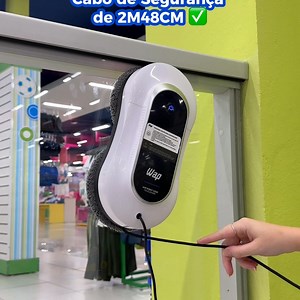 Ele limpa sozinho!? 😱🧼 A solução para limpeza dos vidros aí da sua casa acabou de chegar na Havan! 💙 O Robô Limpa Vidros Wap é ideal para limpar e polir vidros, azulejos e granitos com facilidade e de forma automática. ⏰ Limpa um metro quadrado em 3 minutos; 📍Mapeamento das áreas que já foram limpas; 🤫 Possui baixo ruído; 🔋 Bateria interna; 📉 Sensor antiqueda. Otimize seu tempo e deixe sua casa brilhando por 10x de R$109,99 🤩 Não esquece de enviar esse vídeo para aquela pessoa que precis