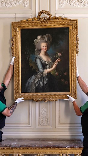 🇫🇷🌹Le célèbre portrait de Marie-Antoinette à la Rose a quitté le Petit Trianon le temps de quelques mois pour y être présenté au Victoria & Albert Museum South Kensington à l’occasion de l’exposition « Marie-Antoinette Style » ! 👀 Retrouvez-le à Londres à partir du 20 septembre, l’exposition explorera les origines et les innombrables renaissances du style façonné par la reine la plus à la mode de l’histoire, et proposera un nouveau regard sur l’héritage d’une figure complexe dont le style, l