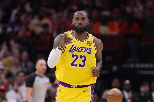 Lakers' LeBron James defies physics with latest dunk vs Rockets
