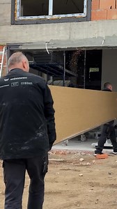 56K views · 40 reactions |  Dans cette vidéo, découvrez l’installation de notre porte de garage ! Suivez étape par étape le montage professionnel de notre modèle — un travail précis, rapide et soigné. Parfait ajustement, finitions propres et ouverture tout en douceur : notre équipe s’occupe de tout  ▶️ Regardez comment une simple ouverture devient une entrée moderne et sécurisée ! | Wiśniowski | Facebook