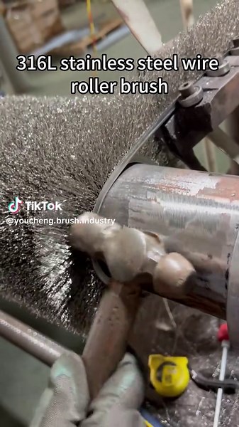 The source factory specializes in the production of steel wire roller brush, stainless steel wire roller brush, copper-plated steel wire roller brush, rust removal, zinc removal and polishing #B2B#Industrialbrush #stainlesssteelwirebrush #madeinchina #Zincelectrolysisfactory