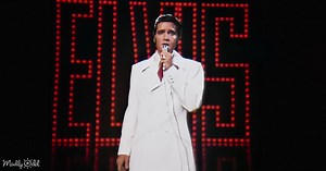 The Passion of Elvis Presley: Even Backup Singers Can’t Hide Their Emotion