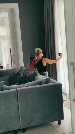 someone is watching 🙃 #sarahharrison#viral#trend#photoshooting#photo#shooting#athome#home#dubai#miarose#miaroseharrison#harrisonmia#harrisonsarah#dominicharrison#harrison#familyharrison#forinstagram#haha#trendy