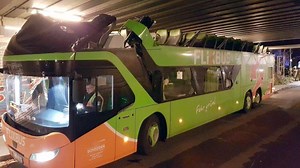 Brücke zu niedrig: Bus reist sich das Dach ab