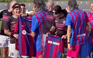 Iron Maiden juega un partido contra el FC Barcelona