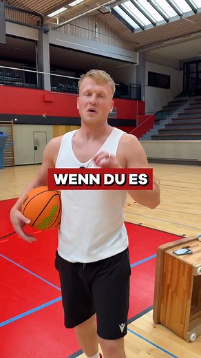So lernst du den Ball zwischen deinen Beinen zu dribbeln. 🏀💪🏼 #Tutorial #basketball #nba #tipps | Luis Figge