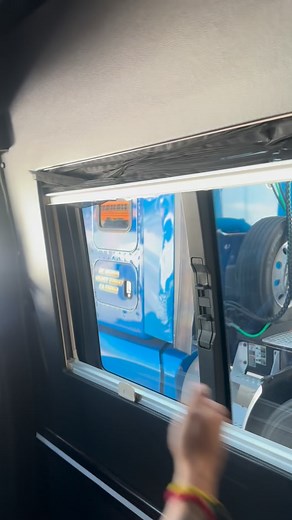 Un grito, una foto, y todo el cariño en medio del tráfico de Los Ángeles | Bronco