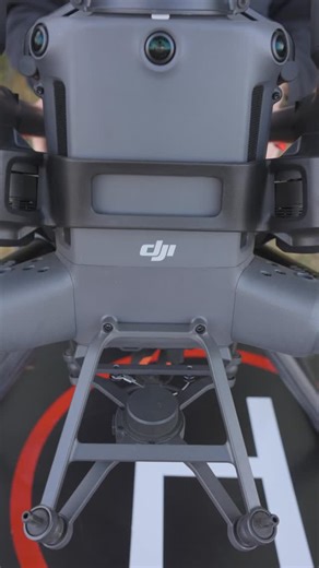 Copterpro.de | Experte für Wärmebild-Drohnen on Instagram: "So baust du deine DJI M400 richtig auf – Schritt für Schritt! ✅ 1️⃣ Schutz entfernen: Alle Abdeckungen abnehmen. 2️⃣ Akku einsetzen: Richtig einsetzen und sicher einrasten. 3️⃣ Ausleger aufklappen: Vorsichtig öffnen, damit die Propeller keinen Schaden nehmen. 4️⃣ Ausleger einrasten: Orange auf Orange – so sitzt alles fest. Jetzt kannst du bis zu 7 Payloads anbringen und bist startklar! 😍 Du willst deine Drohne im Detail kennenlernen? D