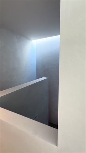 The inside of Hanby House is now completed, and what a journey it’s been. From custom cabinetry and wardrobes to the TV unit, staircase, feature walls, and beautifully finished bathroom, this home really had it all. Every detail was considered, and we’re so proud of how it’s all come together. A big thank you to everyone involved this one was special. Still got the out door kitchen and bbq area to go so stay tuned for that👌 #HanbyHouse #InteriorDesign #CustomDetails #MelbourneHomes #MicroCement