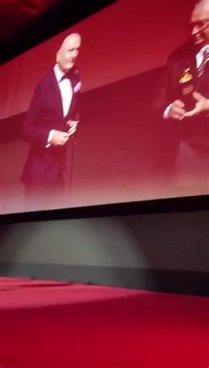 ❗KK | Finał zakończonego wczoraj festiwalu EnergaCAMERIMAGE. Dwa najciekawsze fragmenty gali zamknięcia. Prezydent Michał Zaleski daje żabę Krzysztofowi Zanussiemu i zapowiada budowę studia ECFC. Podczas imprezy największe wrażenie zrobił, i dał się zapamiętać, aktor Adam Driver mówiący “fuck you” do widza. Ta odzywka pozostanie jako wspomnienie po imprezie, która ma ponoć pchać Toruń w cuglach na orbitę europejską. Europejska komisja tytułu Europejskiej Stolicy Kultury 2029 jakoś tego nie docen
