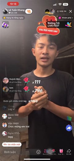 Hơn 600k người xem livestream của Khang hôm nay. Em lên live chủ yếu nói về việc mọi người cẩn thận các nick giả mạo em và nhiều lần cảm ơn mọi người đã ủng hộ em. Người khác thì cố gắng câu tương tác, lượt xem, câu quà. Còn em thấy nhiều người xem quá, áp lực không biết nói gì nữa nên tắt live. Tui nể em khúc này á 😂 Video: Lê Mai Hà Thanh | Kenh14.vn