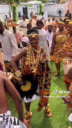 Ashanti Bride @Miss_Tuffour🦋🤍🧡 displaying the Ashanti dance(adowa) effortlessly #tiktokghana🇬🇭 #viraltiktok #madeinghana🇬🇭💯 #traditionalmarriageceremony #ghanaianweddings🇬🇭🇬🇭🇬🇭 #traditionalmarriage #fyp #ghanaianweddings🇬🇭 #moot
