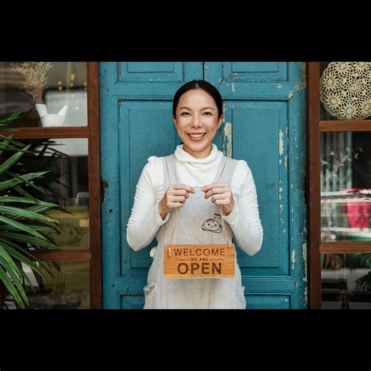 Petra Schumann on Instagram: "Websites you should know as a small business owner Struggling to create content, engage your audience & stay consistent? ❓ ✔️These tools will save you time, boost creativity & simplify marketing for your small business! 👉Phlanx – Check engagement rates 👉Etsy – Ready-made social media templates for stunning posts. 👉Pandoc – Legal document templates to keep your biz protected. 👉AI Carousels – Create scroll-stopping carousel posts in minutes. 👉Creative Stocks – Ae