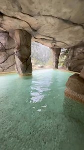 En pleno corazón de Picos de Europa y en lo más profundo del desfiladero de La Hermida.🧖‍♂️🧖‍♀️ ✅Se encuentra este remanso de paz, un nacimiento natural de 3 manantiales a 60 grados, que se aprovechan para crear cuevas termales, piscinas y uno de los Balnearios más increíbles de España. 📍Este lugar se llama Balneario La Hermida ⏪ es un balneario impresionante y de paz que no te puedes perder si visitar Cantabria, La Tierra Infinita. ♾️🏔️ #balneariolahermida #lahermida #cantabria #picosdeeuro