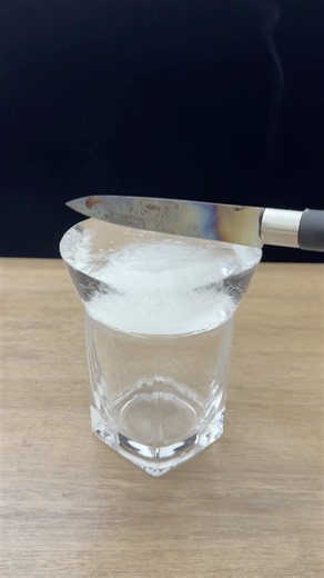 1000 Degree Knife vs Ice Cubes