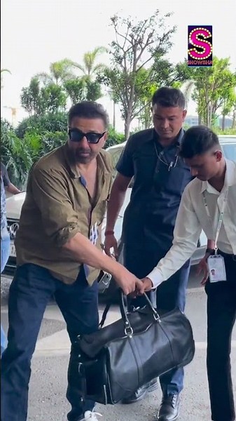 Sunny Deol Brings Classic Desi Swagger During Stylish Airport Appearance | India Celebrity | N18S