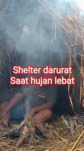 menyalakan api saat hujan lebat didalam shelter