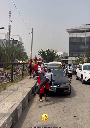 FELIZ NAVIDAD😡😡😡😡😡😡😡 Share after watching😂😂😂😂 🎵Music credit 👉 All you want by @Jprince_empire go use the sound ! #reels #pranks #Machigoldpranks #viral