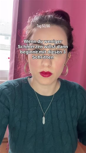 Ich habe lange nur versucht, meine Schmerzen irgendwie auszuhalten. Irgendwann habe ich verstanden, dass das allein nicht reicht. 1. Ernährung ernst nehmen Was du jeden Tag isst, kann Entzündungen fördern oder den Körper entlasten. Für mich war das kein Nebenthema, sondern ein echter Unterschied. 🥦 2. Gezielt unterstützen Bestimmte Supplements können sinnvoll sein, wenn der Körper dauerhaft belastet ist. Nicht wahllos. Sondern bewusst und passend. 💊 3. Das Nervensystem mit einbeziehen Dauerstr