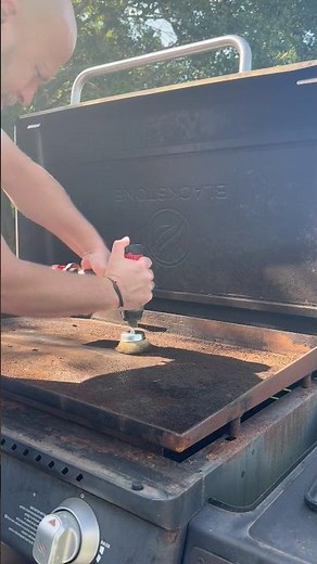 The EASIEST way to CLEAN your BLACKSTONE Grill #grill #clean #rust