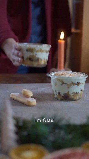 Für dieses winterliche Apfeltiramisu braucht ihr: 🍎✨🎄 • 2 große Äpfel • 2 EL Zucker • 150 ml Apfelsaft • 50 g Rosinen • Zimt Zutaten für die Creme: • 150 g Mascarpone • 80 g Naturjoghurt • 2 EL Honig / Zimtsirup • 100 ml Sahne • 100 g Löffelbiskuits Zubereitung: Zunächst die Äpfel schälen und klein würfeln. Die Apfelstücke zusammen mit Zucker in einen Topf geben und erhitzen. Gut umrühren! Dann Rosinen dazugeben und mit Apfelsaft aufgießen. ☺️ Zugedeckt für 10 bis 15 Minuten zu einem Kompott k