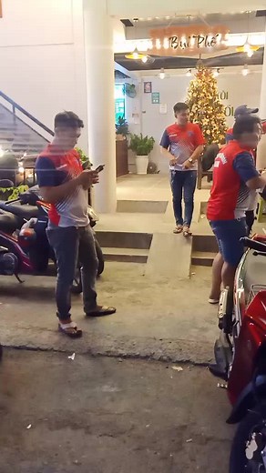 Xót😔. Hên chỉ có 4 chiếc, đứng ngoài cùng chắc làm phát domino 10 mấy chiếc😅