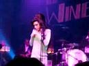Amy Winehouse DROGANDOSE en mitad concierto