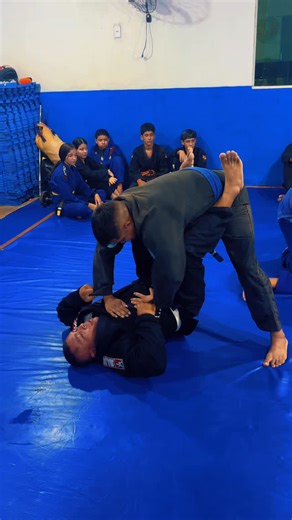 Humaitá on Instagram: "O projeto social RM Top Team Jiu-Jitsu vai muito além do esporte. Ele transforma vidas, resgata sonhos e constrói futuros. Por meio da prática do jiu-jitsu, dezenas de jovens encontram disciplina, respeito, esperança e uma nova perspectiva de vida, usando o esporte como caminho para a inclusão social e o crescimento pessoal. Entre essas histórias está a de Aquiles Mafra, um jovem guerreiro que sai de Humaitá carregando na bagagem muito mais do que coragem: leva consigo so