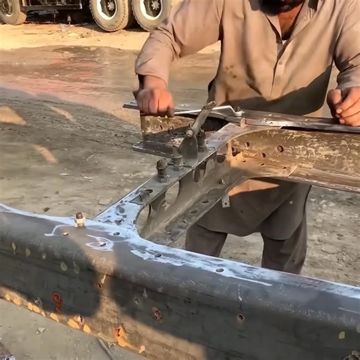 How To Old Bedford Truck Restoration Process Bedford truck amazing restoration Pakistani workers | Anil Kapoor