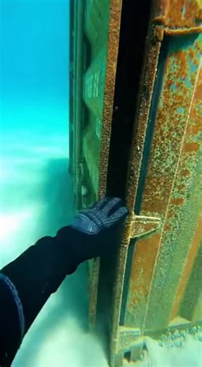 Deep-sea exploration#scubadiving #underwater #fyp #povscare #underwaterhorror