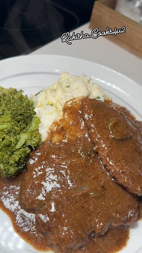 Lakisha Johnson | Cube Steak!🧑🏽‍🍳🔥 LOOK! 👇🏽👇🏽👇🏽 • • • • Season your meat w/ garlic powder, onion powder, pepper, and all purpose seasoning. In Olive Oil... | Instagram