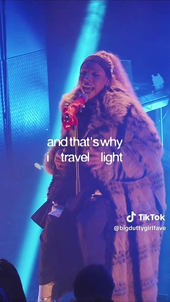 Cover of Lola Young's 'Messy' - A Beautiful Acoustic Performance