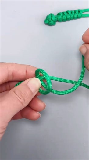 Instructions for tying a bracelet with a simple but beautiful bracelet #diycrafts #diy #bracelet | Craft Home