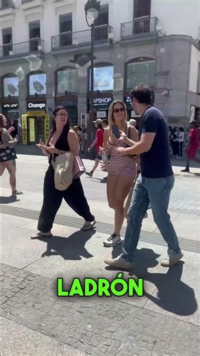 Hello... Continue the song by Rosalía, La Perla. Singing on the street