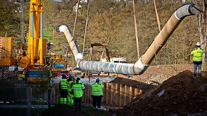 Mega-Leitungsprojekt: 53-Tonnen-Bauteil versinkt bei Waiblingen in der Rems