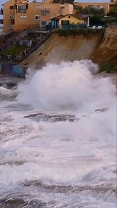 🚨 Sunset Cliffs got HIT by today’s king tide 🌊😳 Waves exploding over the cliffs, walkways flooding, ocean going wild. 🎥 @aaronthomasmedia #SunsetCliffs #KingTide | The Best of San Diego