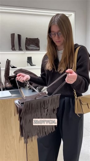 Julia Purets-osobista stylistka/architekt stylu on Instagram: "⤵️⤵️⤵️⤵️Kurs „Sama Sobie Stylistką” powstał żebyś już nigdy nie musiała zgadywać. Żebyś wiedziała. Umiała. Rozumiała. Na kursie nauczysz się m.in.: ✨ jak dobierać kroje idealne dla Twojej sylwetki ✨ jak łączyć kolory, by wydobywać swoją urodę ✨ jak robić rozbiórkę własnej garderoby, bez wyrzutów sumienia ✨ jak stworzyć garderobę kapsułową, która naprawdę działa ✨ jak patrzeć na trendy mądrze i świadomie ✨ i przede wszystkim — jak wyg