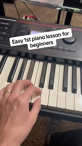 Easy 1st piano lesson for beginners! This lesson will help you get a better understanding of the piano and its basic layout. This is a great first lesson for any beginners at the piano. #beginnerpiano #easypiano #pianolesson #pianolessonsforbeginners #pianolessonsforadults #pianolessonsforkids | Digital Piano School