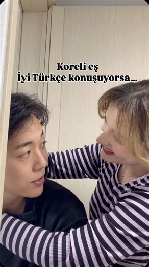 Simay Sena Ay on Instagram: "Tüh yaa, bütün sırrı ele verdim 😂 Bu arada böyle zorlama bir video hiçbir zaman çekmedim tabii ki de. Aslında Yusuf’a Türkçeyi öğretmeye başladığımdan beri, Türkçenin ne kadar zor bir dil olduğunu daha iyi anladım. Bazen Türkçe çalışırken öyle sorular soruyor ki, Türk olmama rağmen hemen düşünüp cevap veremiyorum.😅 Emeğiyle çalışıp Türkçeyi öğrenen başka ülkelerden arkadaşlarımıza gerçekten bravo. 👏🏻👏🏻👏🏻 #국제커플 #internationalcouple #türkçe #korece"